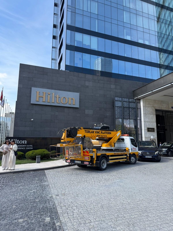 Bir otel girişinde, kurulum öncesi yol konumundaki platform aracı